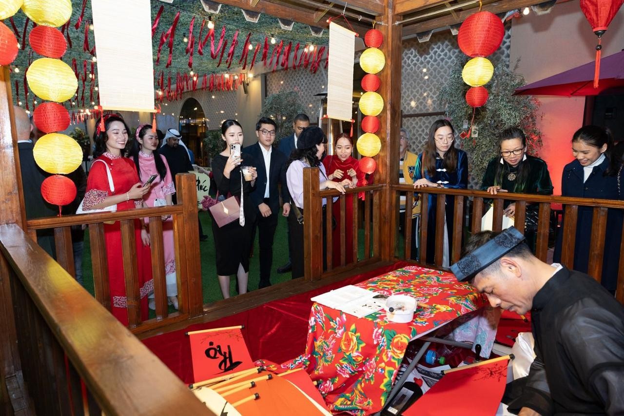 Hoạ sĩ Ngô Đức Hoàng trổ tài thư pháp viết tặng cộng đồng người Việt Nam tại Kuwait