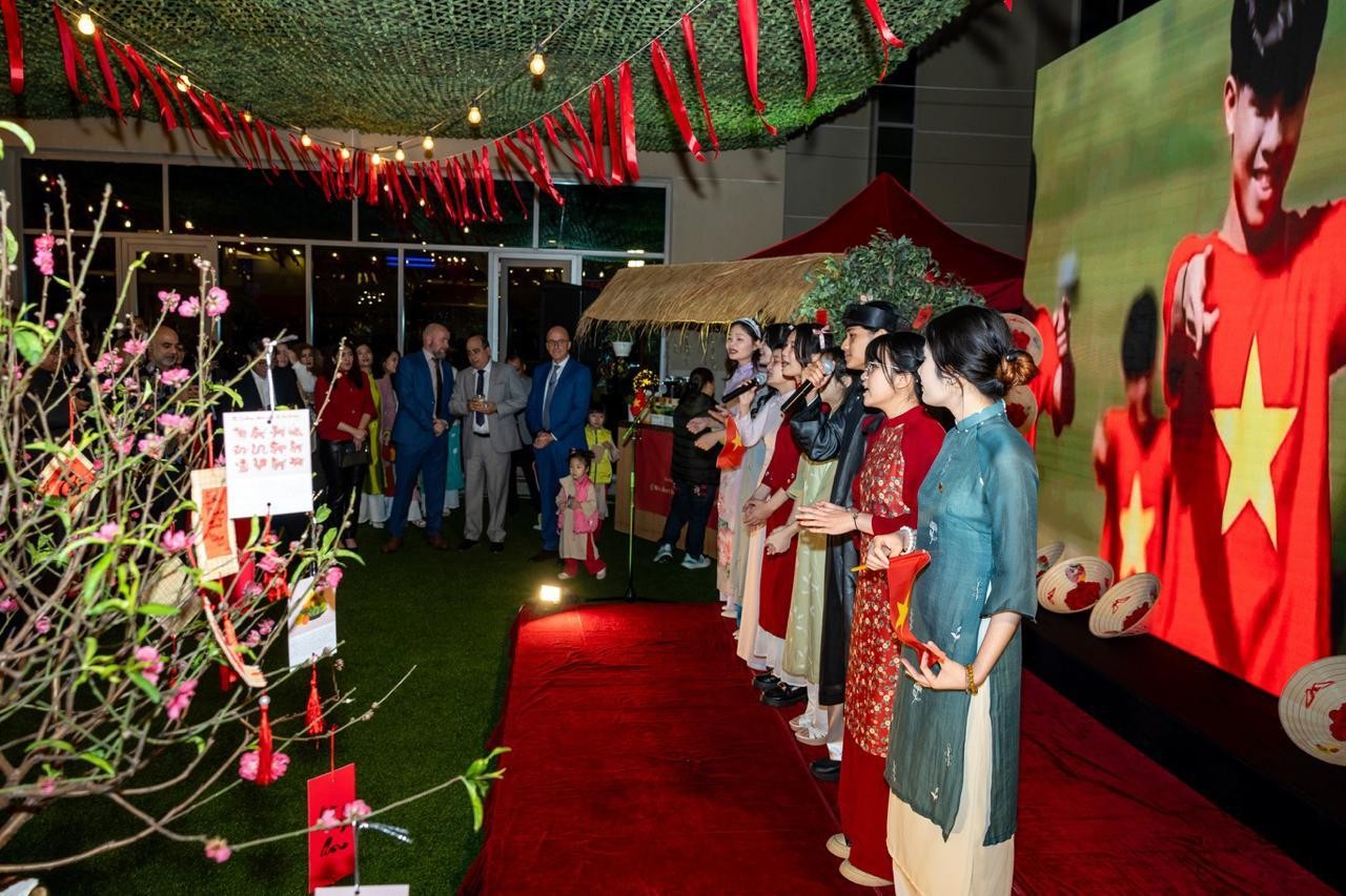 Tiết mục văn nghệ của các bạn du học sinh Việt Nam.