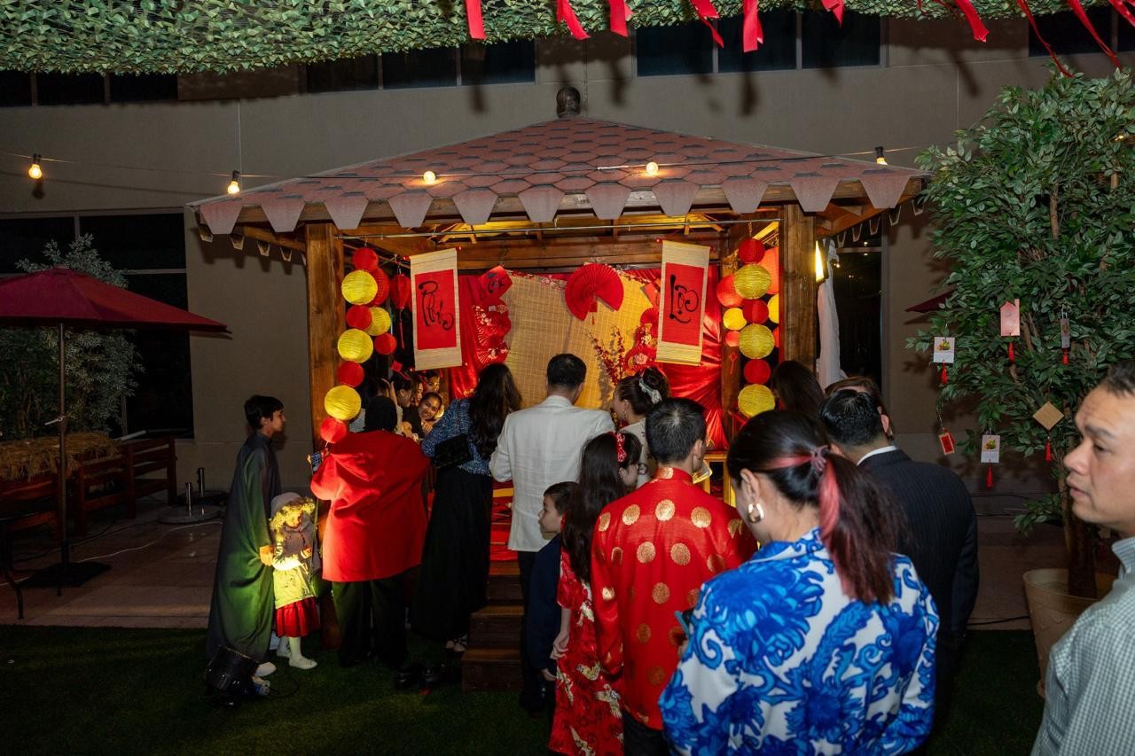 Đông đảo cộng đồng xếp hàng chờ đến lượt xin chữ