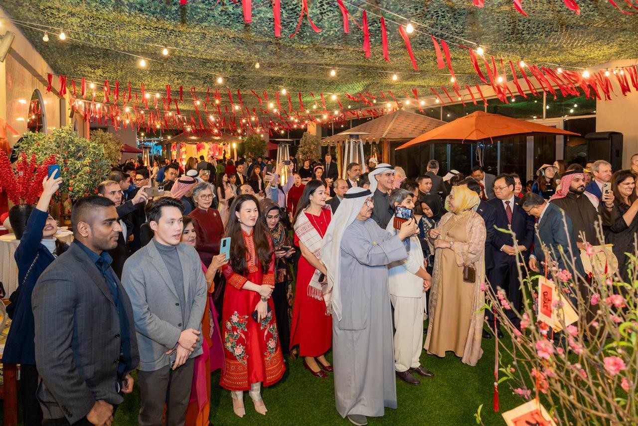 ĐSự kiện thu hút sự tham gia của đông đảo bà con cùng Đại sứ các nước