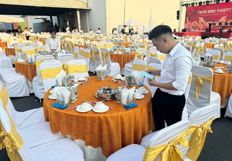 Bữa tiệc tất niên do công ty Đặt tiệc tại nhà 24h của Ngọc Thuận tổ chức. Bữa tiệc tất niên do công ty Đặt tiệc tại nhà 24h của Ngọc Thuận tổ chức.