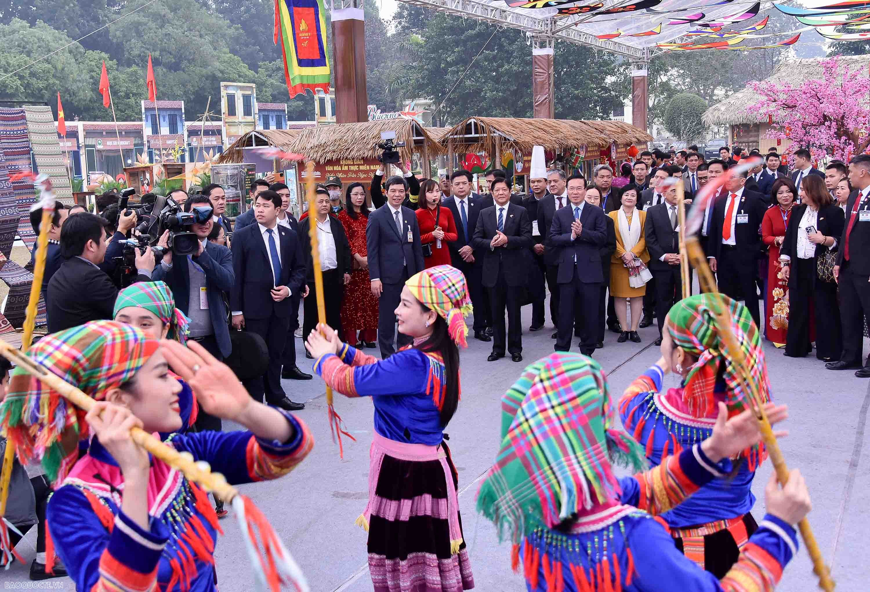 Hai Nguyên thủ Việt Nam và Philippines thăm quan Hoàng Thành Thăng Long