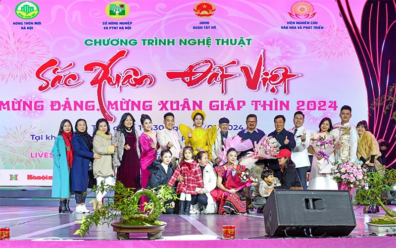 Chương trình nghệ thuật đặc sắc được xây dựng dưới dạng sử thi với về chủ đề xuyên suốt Sắc Xuân Đất Việt . Chương trình nghệ thuật đặc sắc được xây dựng dưới dạng sử thi với về chủ đề xuyên suốt Sắc Xuân Đất Việt .