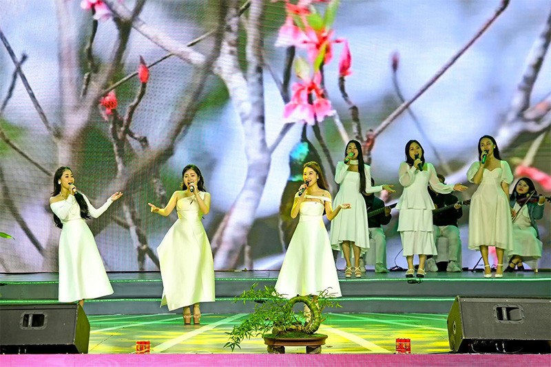 Các ca sĩ: Vân Anh, Hoài Tố, Thiên Hà, Hoàng Liên, Bảo Châm, Ánh Nguyệt thể hiện nhạc phẩm NSƯT Hương Giang để lại những ấn tượng đặc biệt qua Chương trình Nghệ thuật ‘Sắc Xuân Đất Việt 2024’