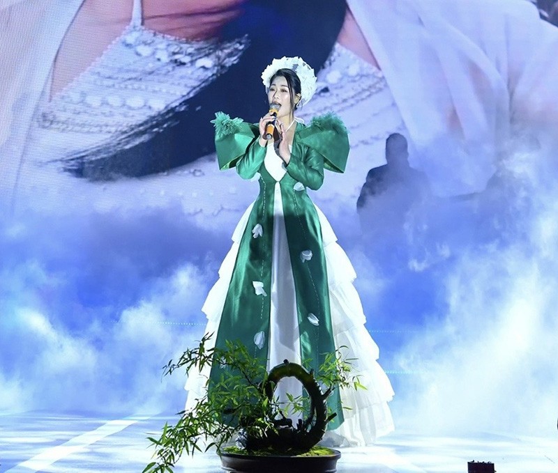 NSƯT Hương Giang thể hiện ca khúc “Dòng sông quê anh, dòng sông quê em” . NSƯT Hương Giang thể hiện ca khúc “Dòng sông quê anh, dòng sông quê em” .