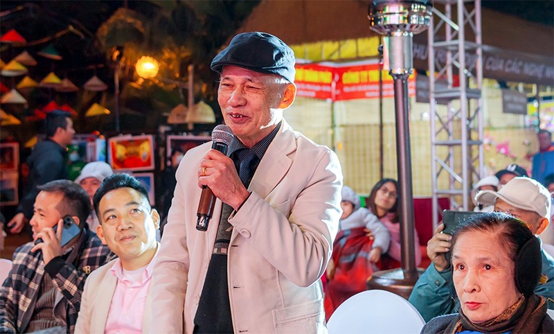 Nhạc sỹ Ngọc Khuê giao lưu với khán giả tại Chương trình nghệ thuật. Nhạc sỹ Ngọc Khuê giao lưu với khán giả tại Chương trình nghệ thuật.