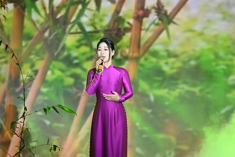 NSƯT Hương Giang xúc động khi thể hiện ca khúc Hai Quê. NSƯT Hương Giang xúc động khi thể hiện ca khúc Hai Quê.