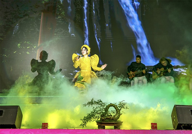 NSƯT Hương Giang lặng người khi ngân những giai điệu du dương của ca khúc NSƯT Hương Giang để lại những ấn tượng đặc biệt qua Chương trình Nghệ thuật ‘Sắc Xuân Đất Việt 2024’