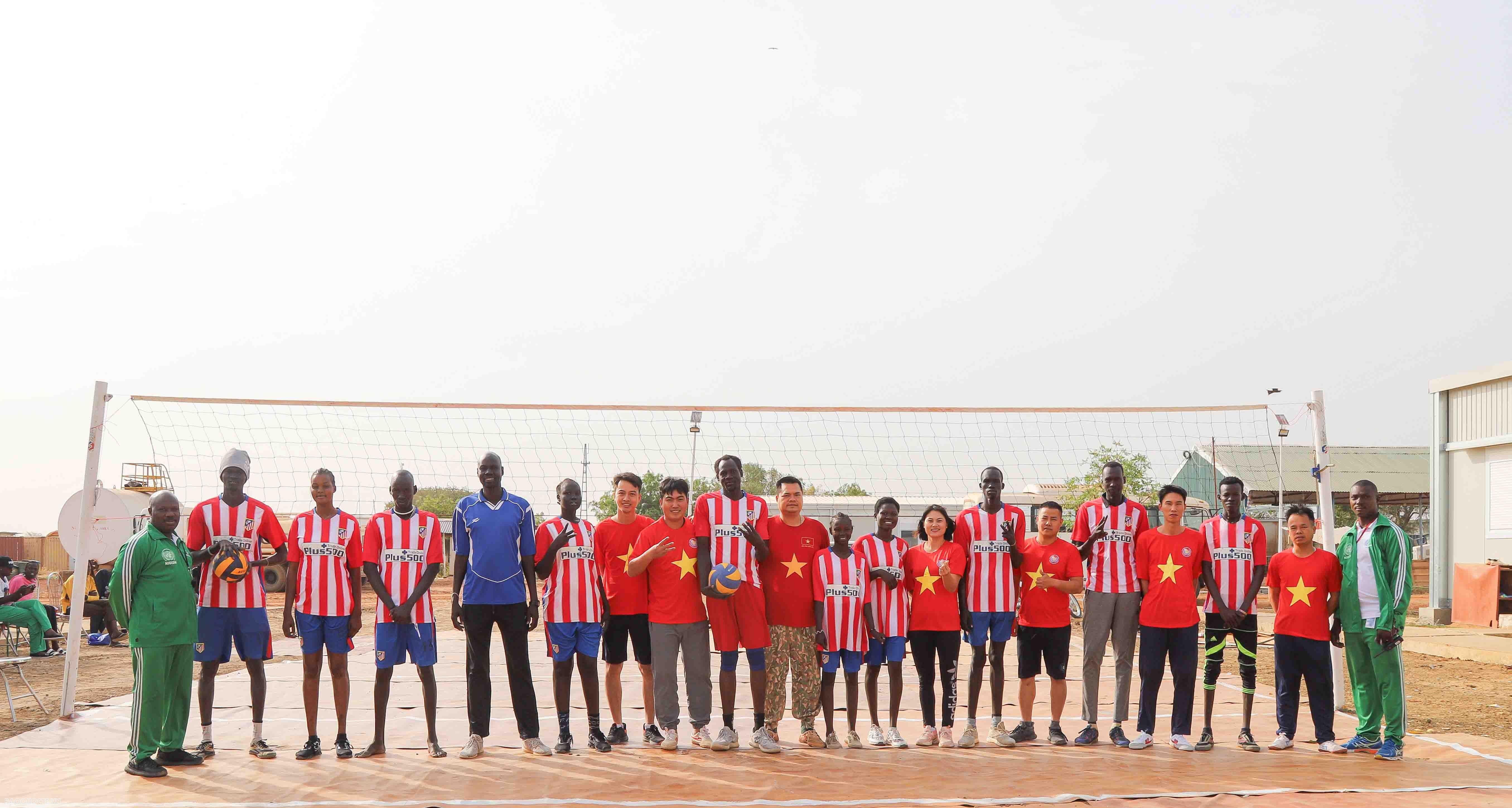 Thiếu tá Nguyễn Mậu Vũ, Chính trị viên Đội Công binh cho biết: “Ngay từ những ngày đầu tiên đặt chân đến Phái bộ UNISFA, Đảng ủy, chỉ huy Đội đã xác định kế hoạch tổ chức các hoạt động nhân dịp các ngày Lễ, Tết, trong đó tổ chức đón Tết Nguyên đán cổ truyền của dân tộc là một trong những nội dung trọng tâm để tạo nên không khí đầm ấm, vui tươi cho mọi cán bộ, nhân viên trong Đội. Đặc biệt, bắt đầu từ năm 2024, ngày Tết Nguyên đán đã được Liên hợp quốc công nhận là ngày nghỉ Lễ chính thức, đây là dấu ấn hết sức ý nghĩa cho những người lính mũ nồi xanh chúng tôi, lực lượng thường xuyên đón Tết xa Tổ quốc. Do vậy, trong dịp Tết Giáp Thìn 2024 này, chúng tôi đã xây dựng kế hoạch cụ thể, chi tiết cho từng hoạt động: thi gói bánh chưng, thi trang trí phòng đón Xuân của các phân đội, trồng cây Nêu, tổ chức các trò chơi dân gian, thi nấu ăn…