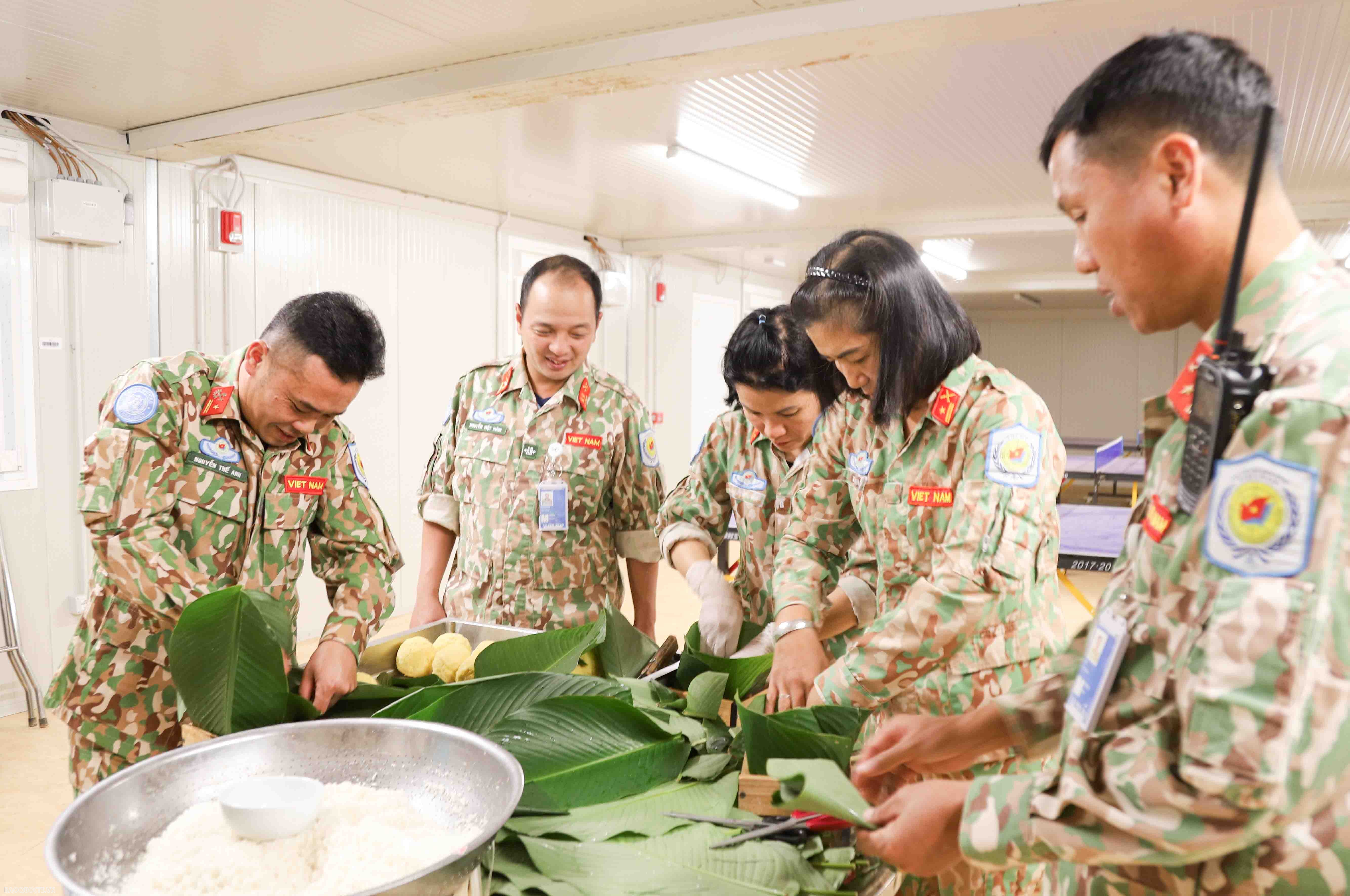 Ngay sau khi các mặt hàng như lá dong, gạo nếp, thịt lợn được chuyển đến Highway (căn cứ của Đội Công binh Việt Nam), Ban Chỉ huy Đội đã triển khai tổ chức thi gói bánh Chưng giữa các Phân đội. 