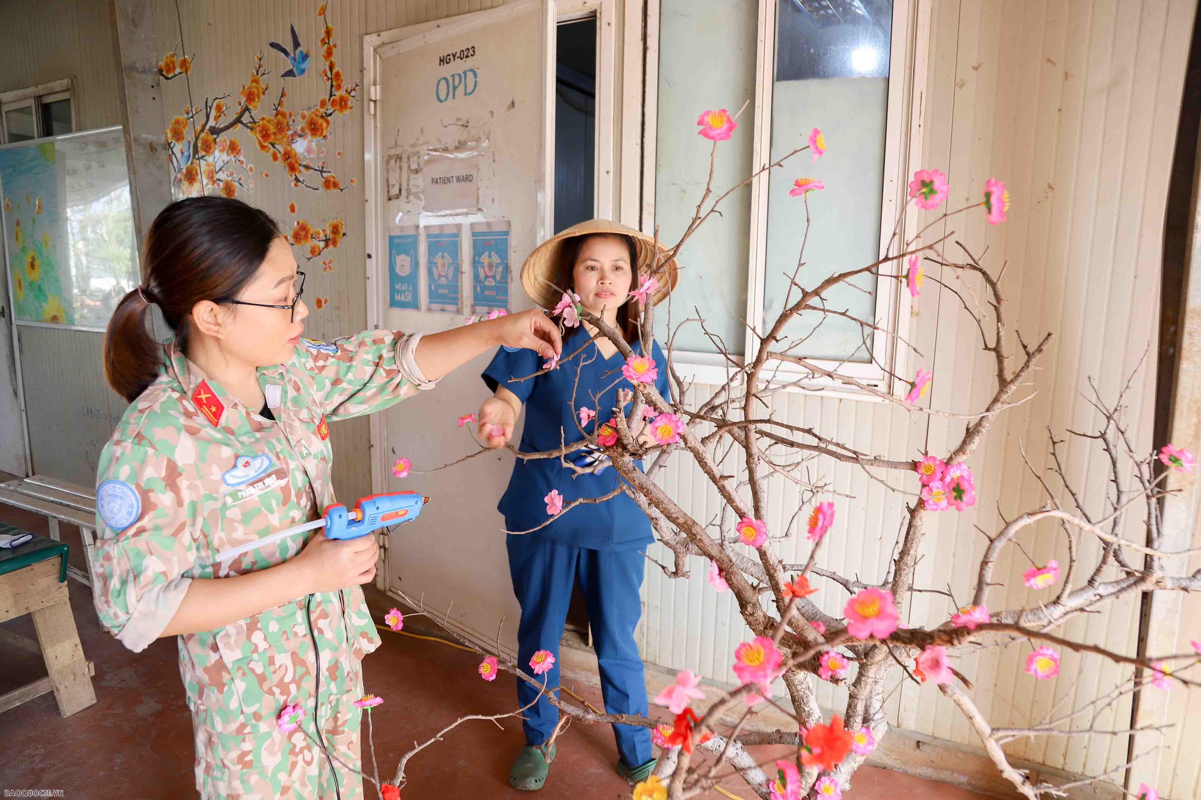 Tết có bánh chưng xanh, cành hoa đào, hoa mai của các chiến sĩ mũ nồi xanh ở Abyei