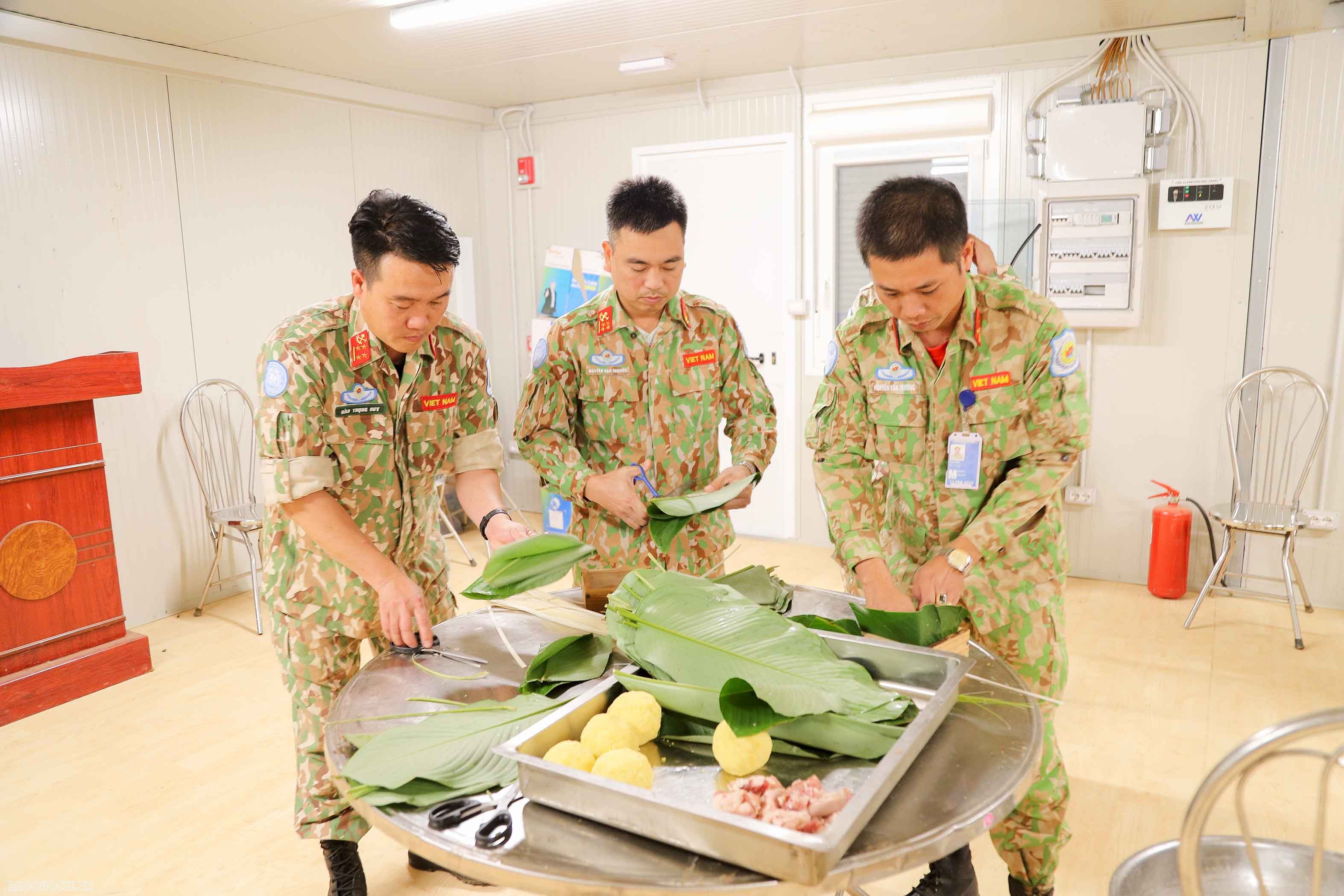 Do khác biệt về văn hóa, cùng như không có các nguyên vật liệu để gói bánh chưng, trang trí, Ban Chỉ huy Đội Công binh Việt Nam đã chỉ đạo các đồng chí cán bộ, nhân viên đang nghỉ phép tại Việt Nam mua sắm các nhu yếu phẩm thiết yếu để chuẩn bị đón Tết Nguyên đán như đồ trang trí, bánh kẹo, lá dong, gạo nếp và đặc biệt là thịt lợn (Do đặc trưng tôn giáo tại khu vực Abyei, người dân không chăn nuôi và tiêu thụ thịt lợn). 