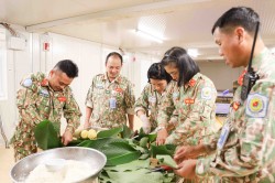 Tết có bánh chưng xanh, cành hoa đào, hoa mai của các chiến sĩ mũ nồi xanh ở Abyei