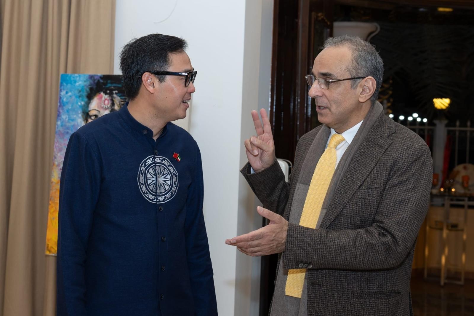 Đại sứ Ngô Toàn Thắng cùng Giám đốc Hội đồng Văn hoá - Nghệ thuật - Văn học Kuwait Mohammad Jassar