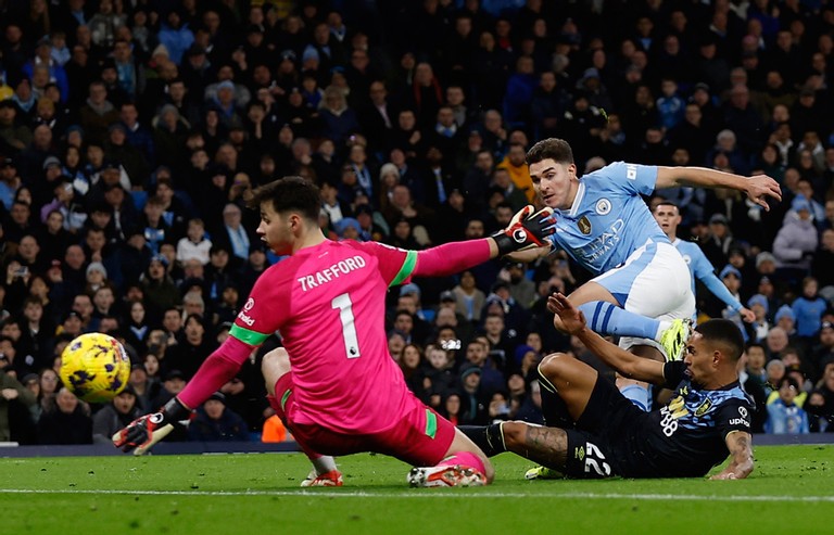 Ngoại hạng Anh: Julian Alvarez lập cú đúp, Man City thắng dễ trước Burnley