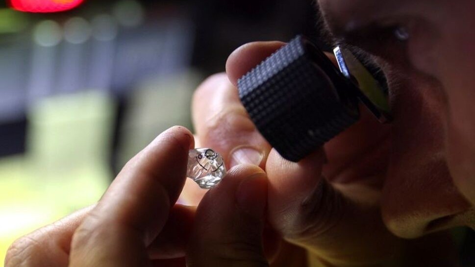 quoc gia chau au quay lung voi kim cuong nga