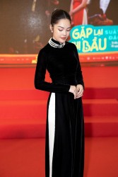 Diễn viên Dương Cẩm Lynh đằm thắm, cuốn hút tại Lễ ra mắt phim Gặp lại chị bầu