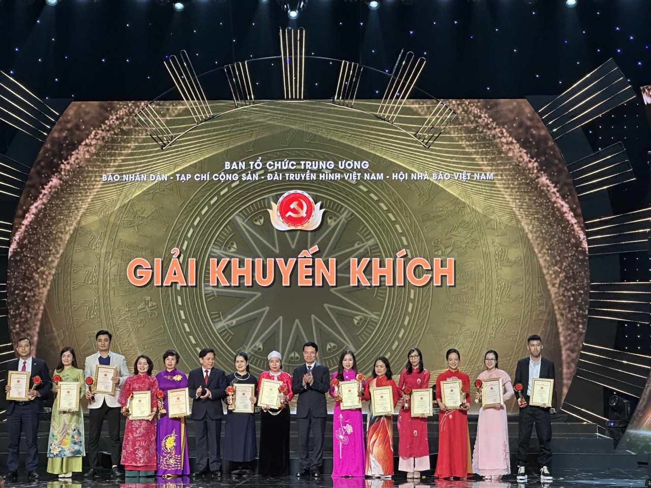 Lễ công bố và trao Giải Búa liềm vàng lần thứ VIII - năm 2023 Lễ công bố và trao Giải Búa liềm vàng lần thứ VIII năm 2023