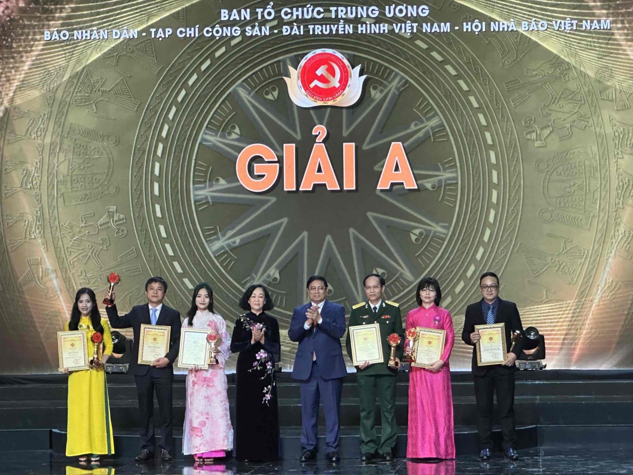 Lễ công bố và trao Giải Búa liềm vàng lần thứ VIII - năm 2023 Lễ công bố và trao Giải Búa liềm vàng lần thứ VIII - năm 2023