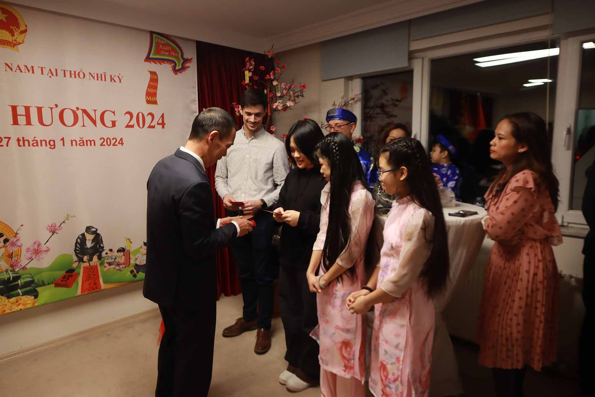 Đại sứ Đỗ Sơn Hải lì xì đầu năm cho bà con cộng đồng.