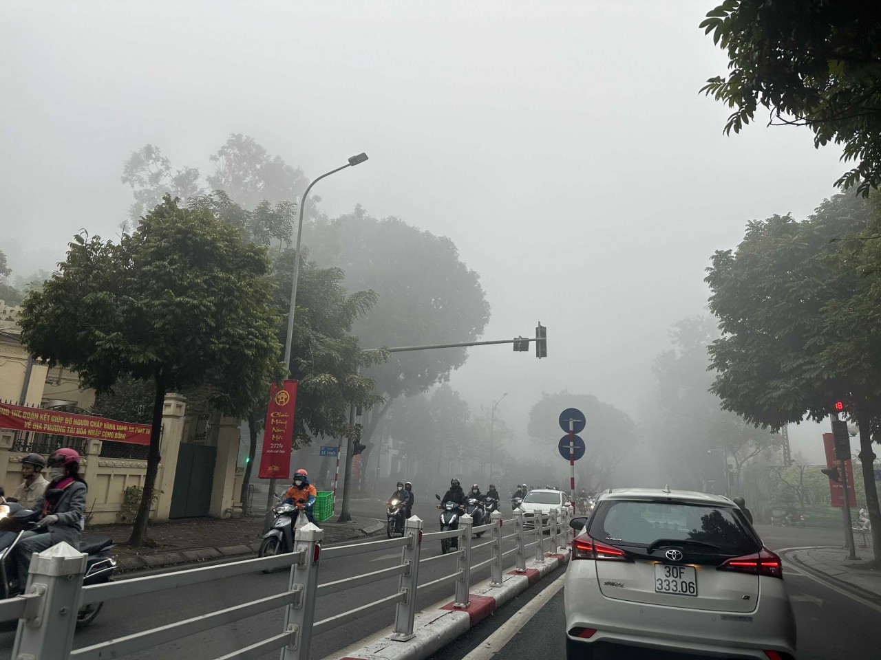 Sương mù dày đặc, báo động tình trạng ô nhiễm không khí ở Hà Nội