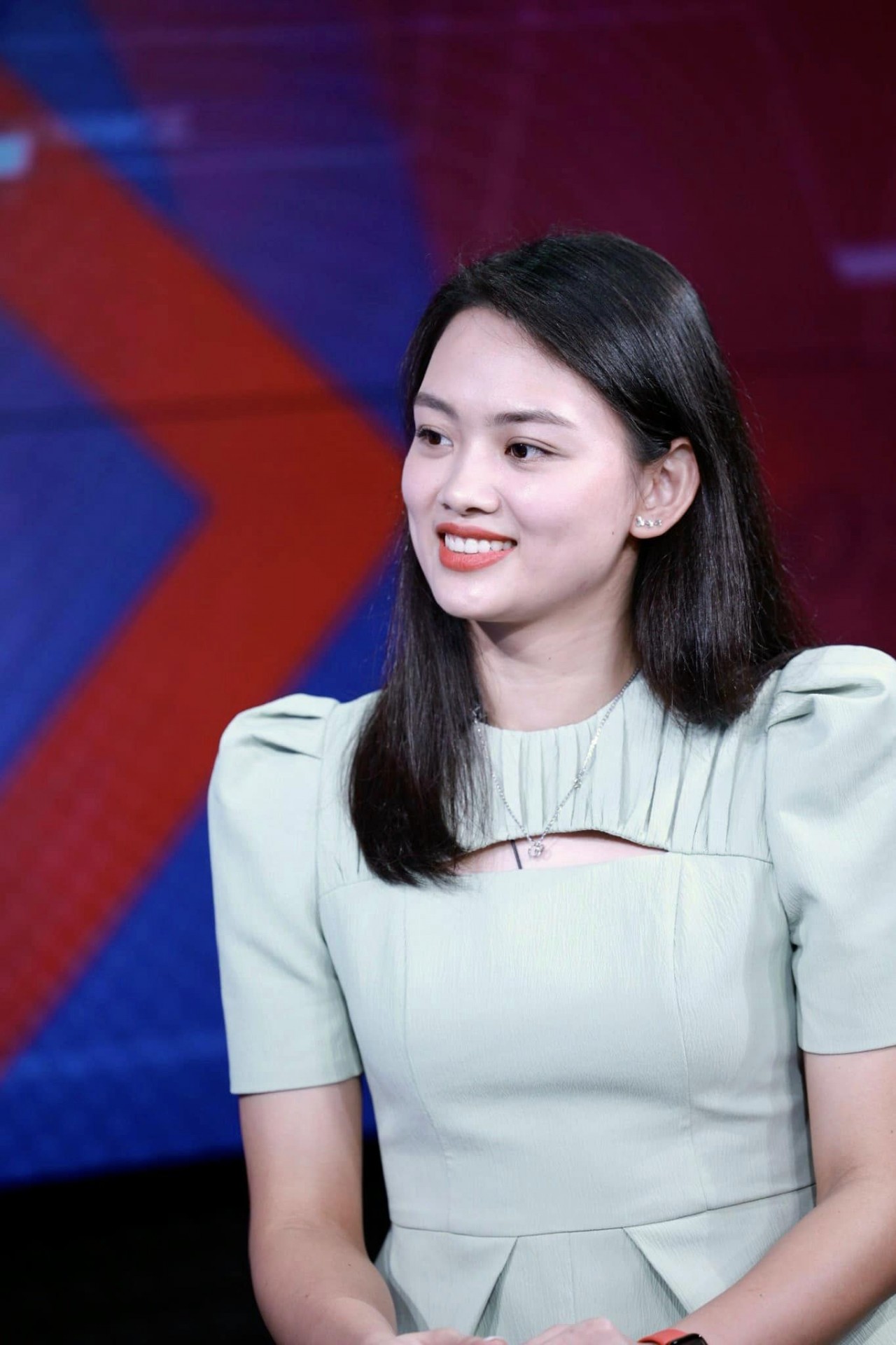 Hoa khôi bóng chuyền Thu Hoài đẹp rạng rỡ