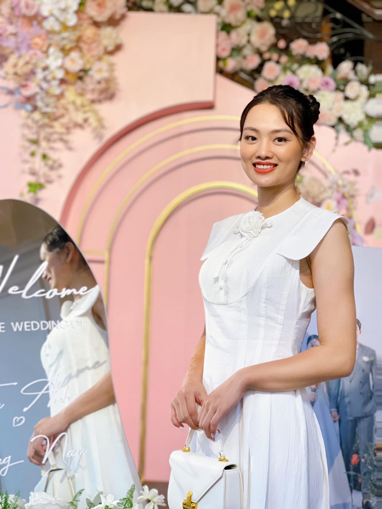 Hoa khôi bóng chuyền Thu Hoài đẹp rạng rỡ