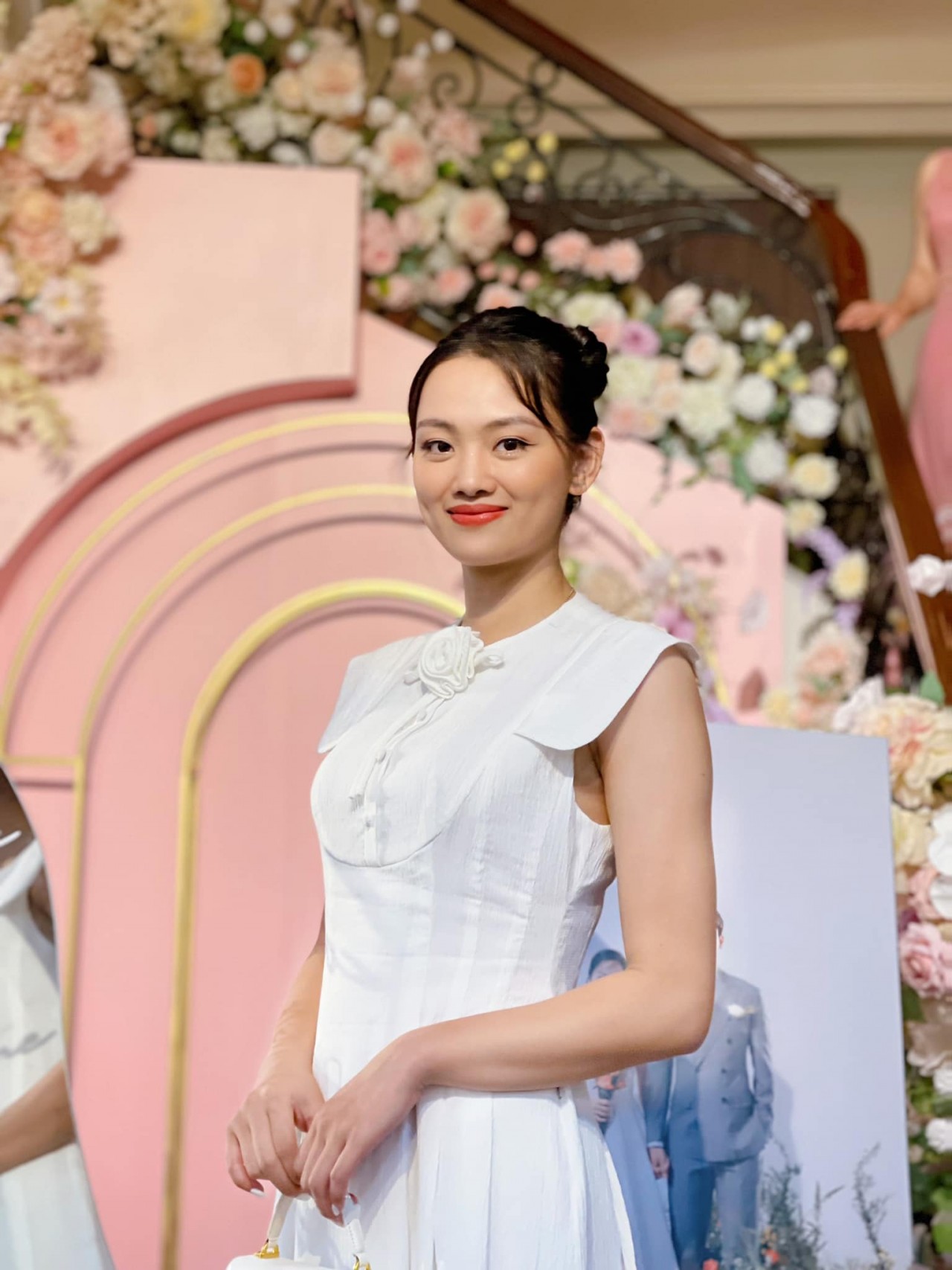 Hoa khôi bóng chuyền Thu Hoài đẹp rạng rỡ