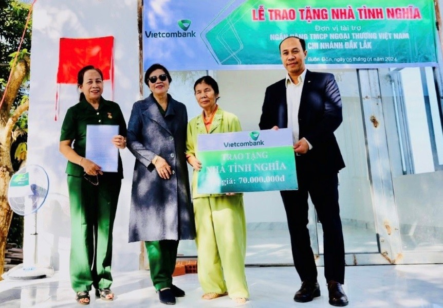 Tết Nguyên đán Giáp Thìn 2024, Ngân hàng Vietcombank tặng nhà cho nhiều hộ nghèo an cư đón Năm mới