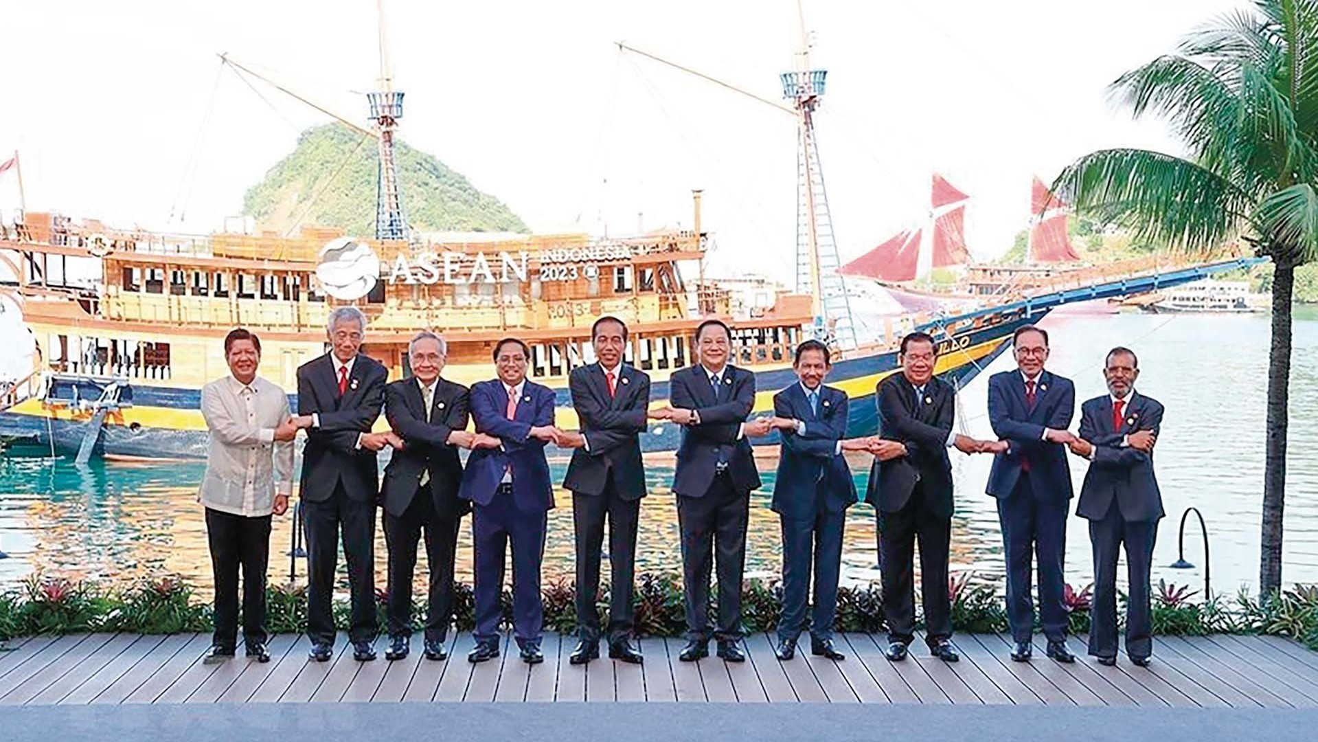 tu chu chien luoc trong mot the gioi bat dinh