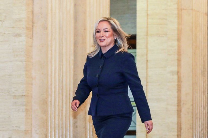 Michelle O'Neill của Sinn Fein đến Tòa nhà Quốc hội, trụ sở của Quốc hội Bắc Ireland, ở Stormont [Paul Faith / AFP]