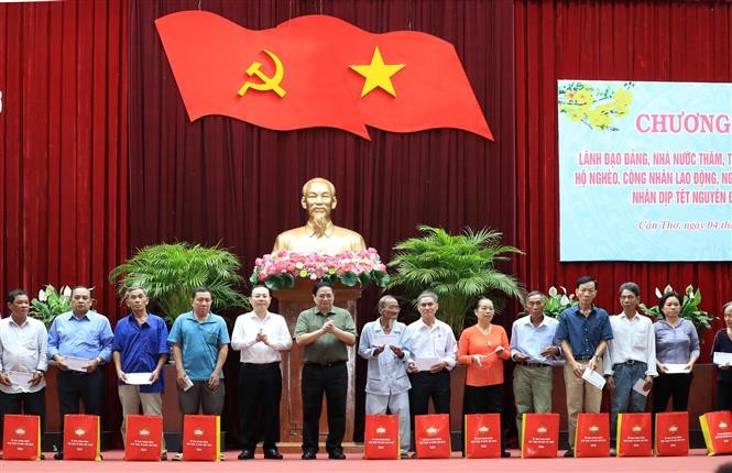 Thủ tướng Phạm Minh Chính tặng quà đối tượng chính sách, người có hoàn cảnh khó khăn trên địa bàn thành phố Cần Thơ. Ảnh: Văn Điệp – TTXVN