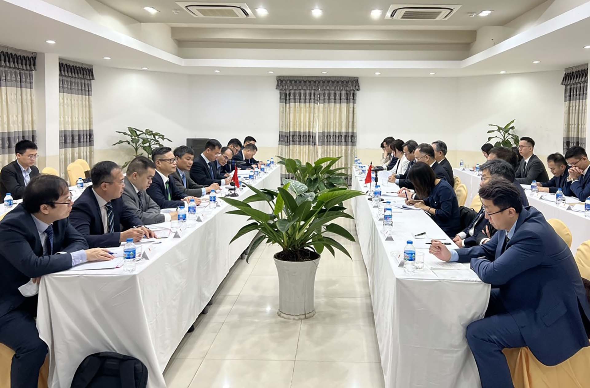 Thứ trưởng Thường trực Bộ Ngoại giao Nguyễn Minh Vũ hội đàm với Trợ lý Bộ trưởng Bộ Ngoại giao Trung Quốc Nông Dung