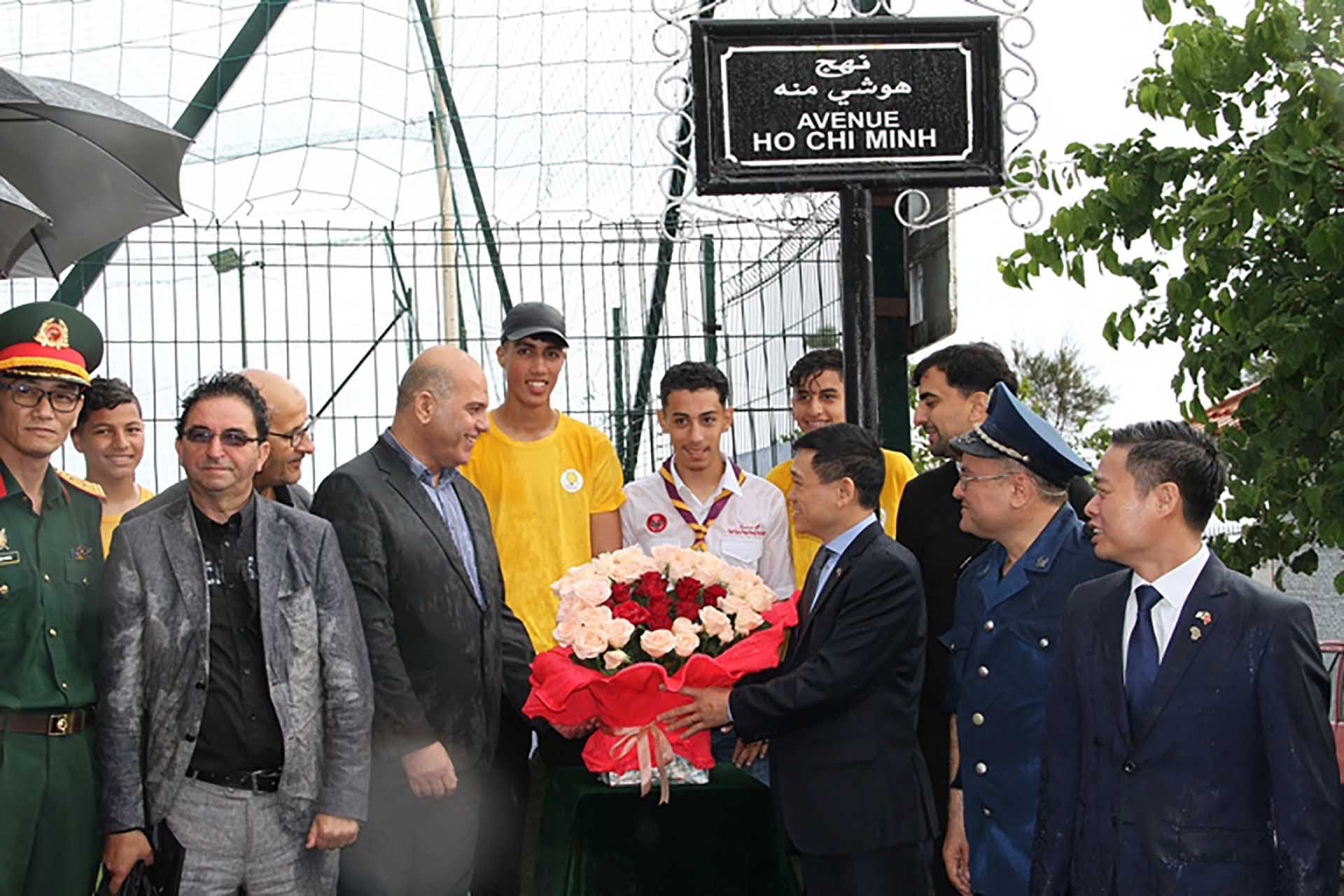 Đại sứ Trần Quốc Khánh và chính quyền sở tại dâng hoa tại Đại lộ Hồ Chí Minh.