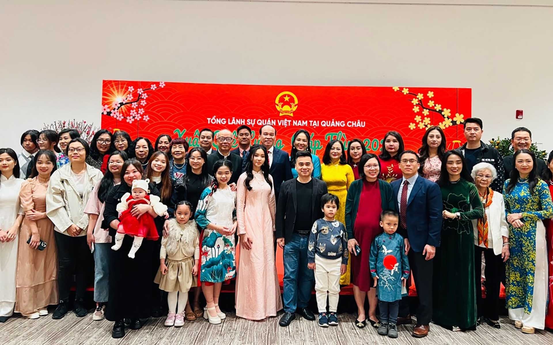 Tổng lãnh sự quán Việt Nam tại Quảng Châu tổ chức gặp gỡ Xuân Giáp Thìn 2024 Tổng lãnh sự quán Việt Nam tại Quảng Châu tổ chức gặp gỡ Xuân Giáp Thìn 2024