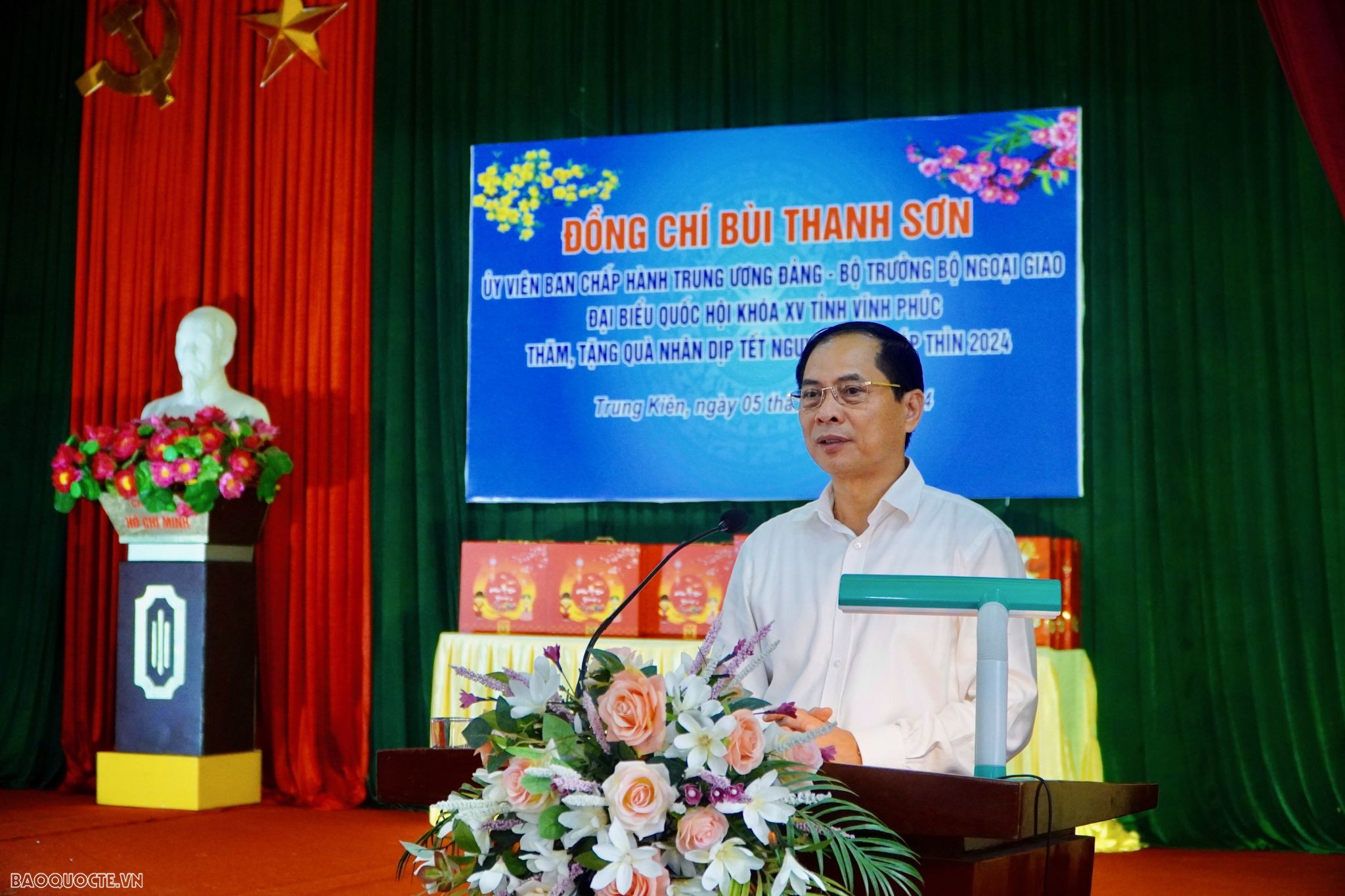 Bộ trưởng Ngoại giao Bùi Thanh Sơn thăm, tặng quà Tết tại tỉnh Vĩnh Phúc