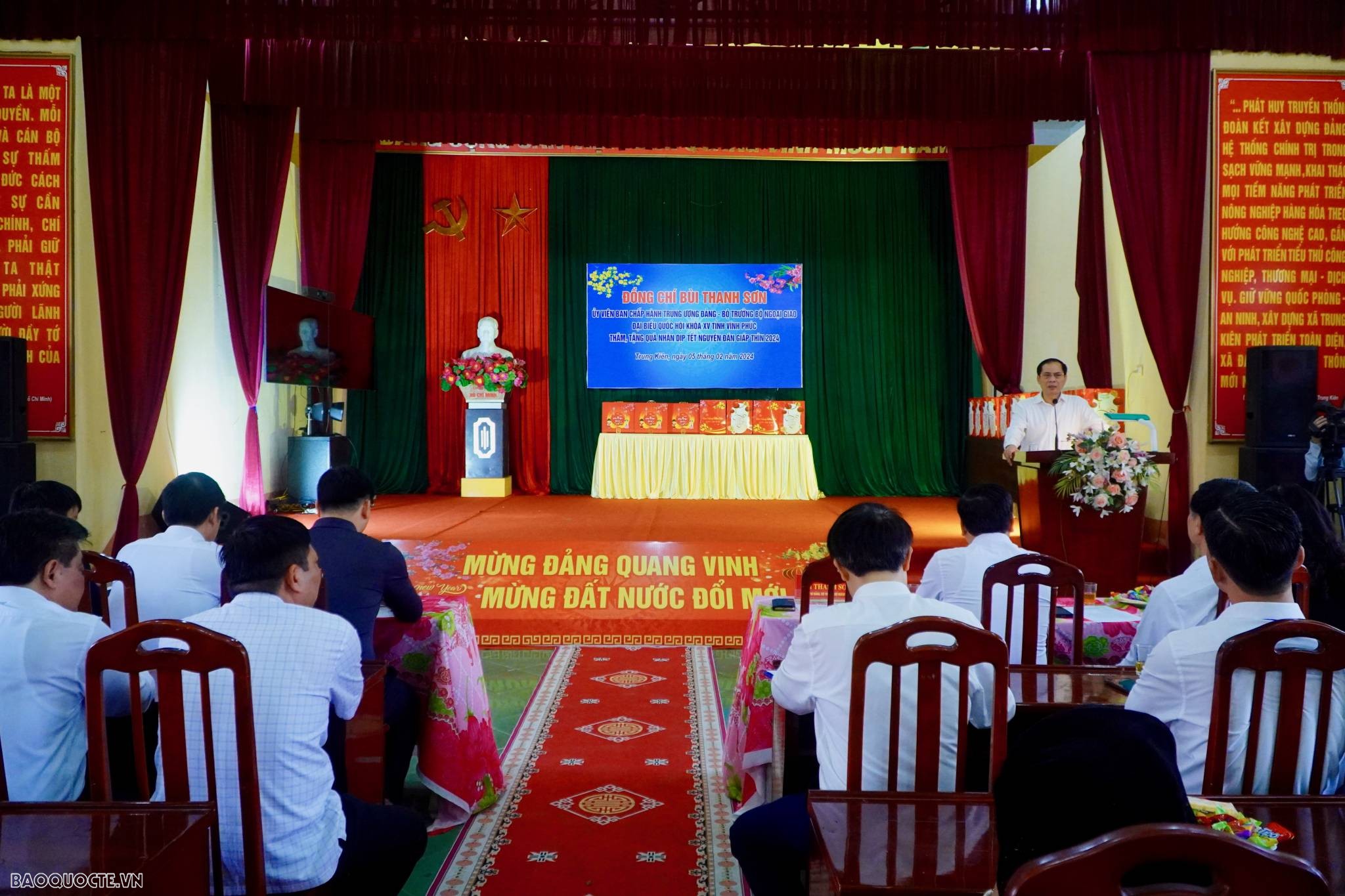 Bộ trưởng Ngoại giao Bùi Thanh Sơn thăm, tặng quà Tết tại tỉnh Vĩnh Phúc
