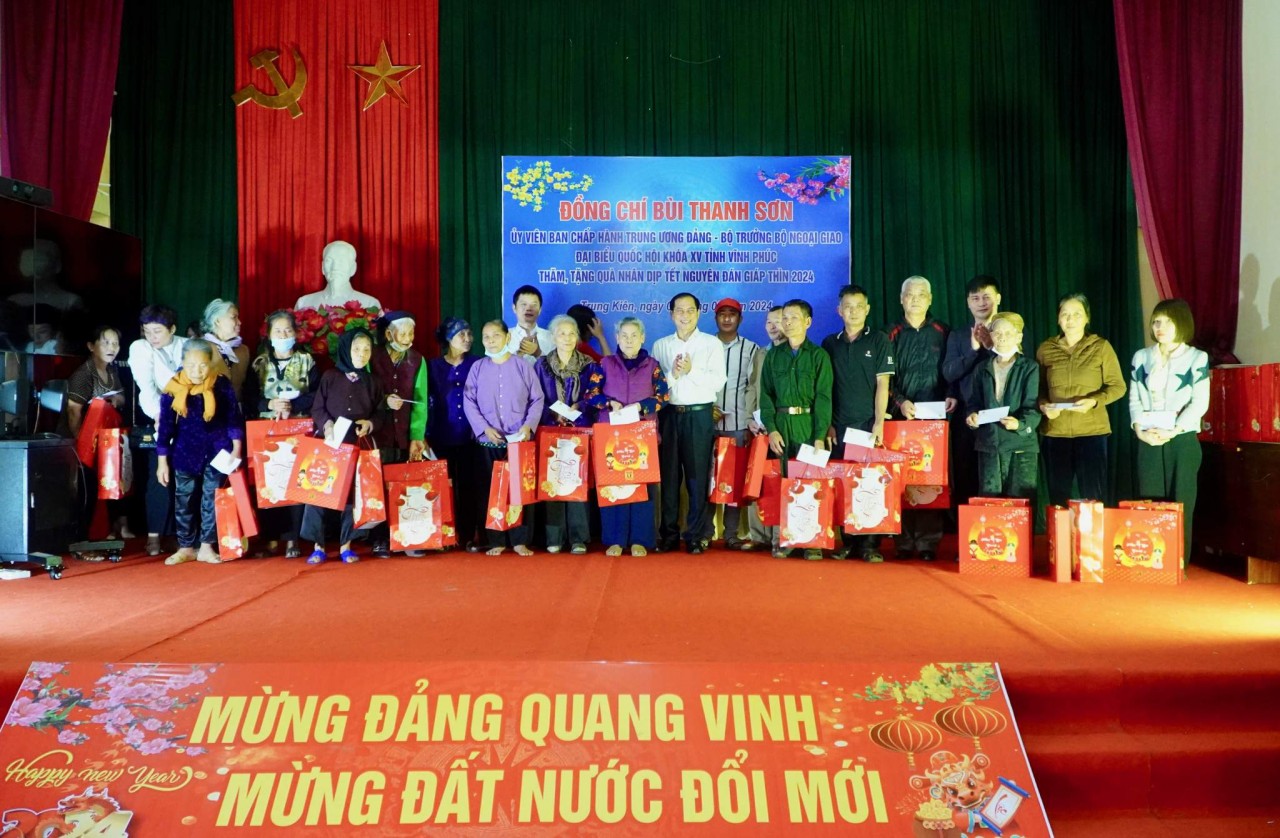 Bộ trưởng Ngoại giao Bùi Thanh Sơn thăm, tặng quà Tết tại tỉnh Vĩnh Phúc