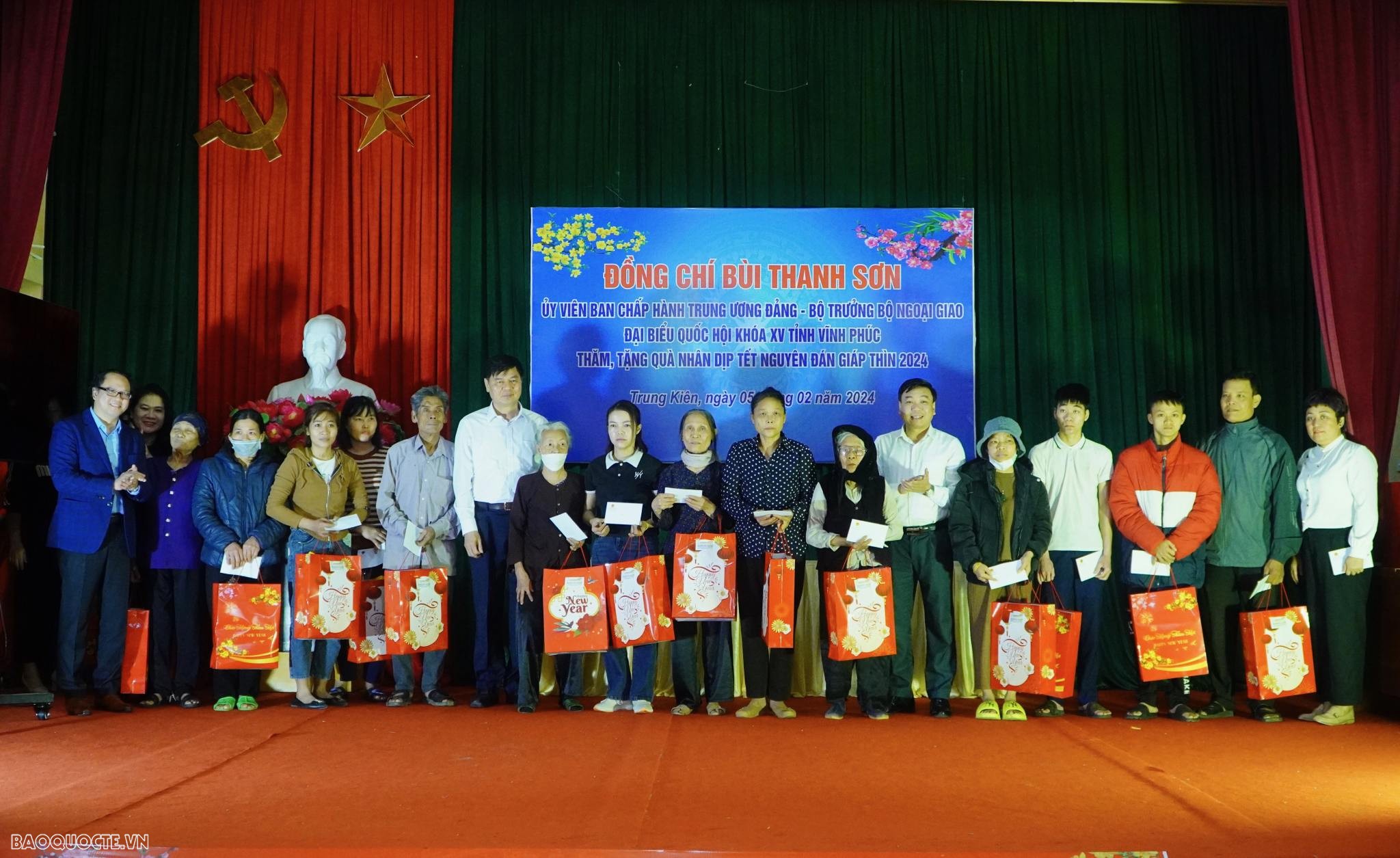 Bộ trưởng Ngoại giao Bùi Thanh Sơn thăm, tặng quà Tết tại tỉnh Vĩnh Phúc