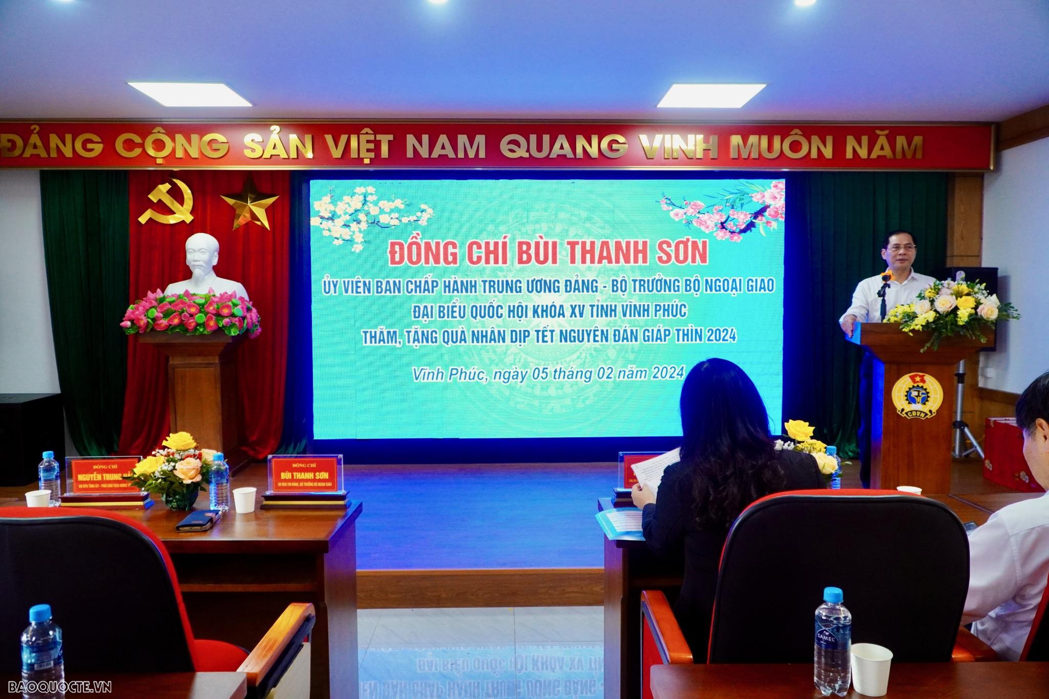 Bộ trưởng Ngoại giao Bùi Thanh Sơn thăm, tặng quà Tết tại tỉnh Vĩnh Phúc