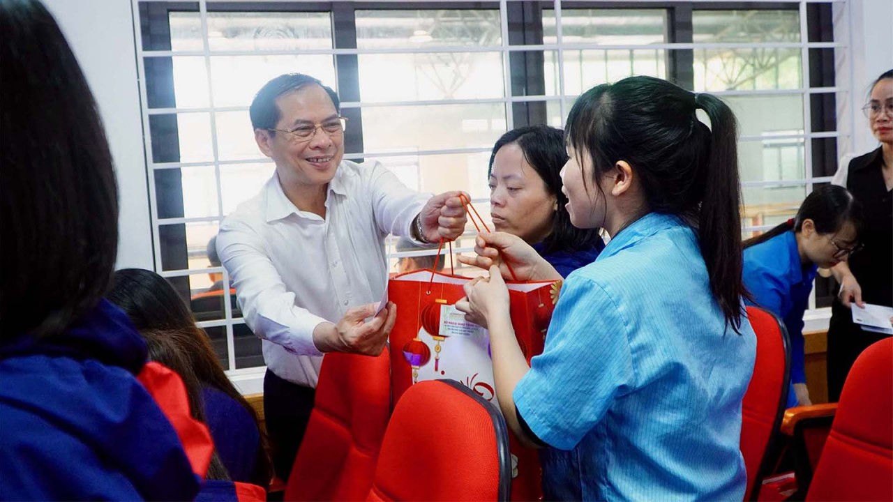 Bộ trưởng Ngoại giao Bùi Thanh Sơn thăm, tặng quà Tết tại tỉnh Vĩnh Phúc