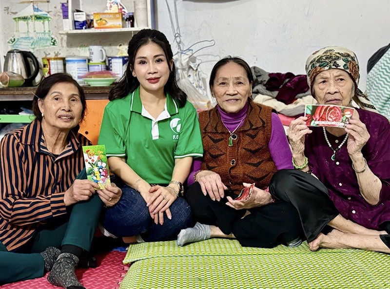 CEO Nguyễn Thu Hồng trao quà cho những người già neo đơn.
