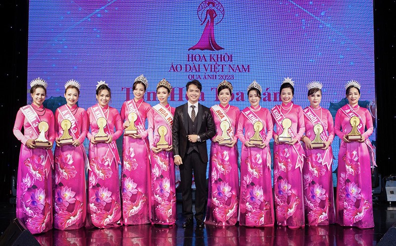 Doanh nhân Đinh Quang Khánh (Ở giữa) cùng Ekip chương trình “Hương Sắc Việt” của Hoa Sen Media.