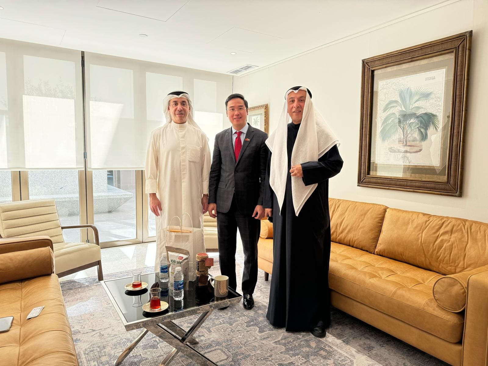 Từ trái sang Ông Jasim Y. Al-Ghanim, Đại sứ Ngô Toàn Thắng và ông Adel Y. Al-Ghanim Từ trái sang Ông Jasim Y. Al-Ghanim, Đại sứ Ngô Toàn Thắng và ông Adel Y. Al-Ghanim