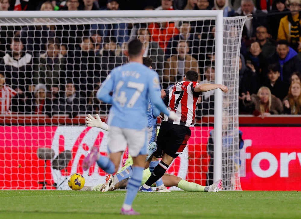 Phút 21, Maupay bất ngờ đưa chủ nhà vượt lên dẫn trước.