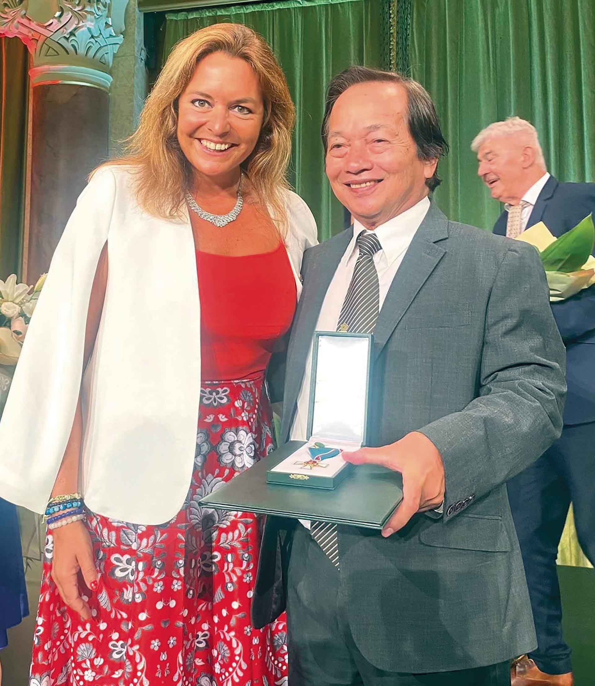 Bà Vitályos Eszter, Quốc vụ khanh, Bộ trưởng Bộ Văn hóa và Đổi mới trao Huân chương Hungary hạng Chữ Thập Hiệp sĩ cho Giáo sư Bùi Minh Phong. (Ảnh: NVCC) Bà Vitályos Eszter, Quốc vụ khanh, Bộ trưởng Bộ Văn hóa và Đổi mới trao Huân chương Hungary hạng Chữ Thập Hiệp sĩ cho Giáo sư Bùi Minh Phong. (Ảnh: NVCC)