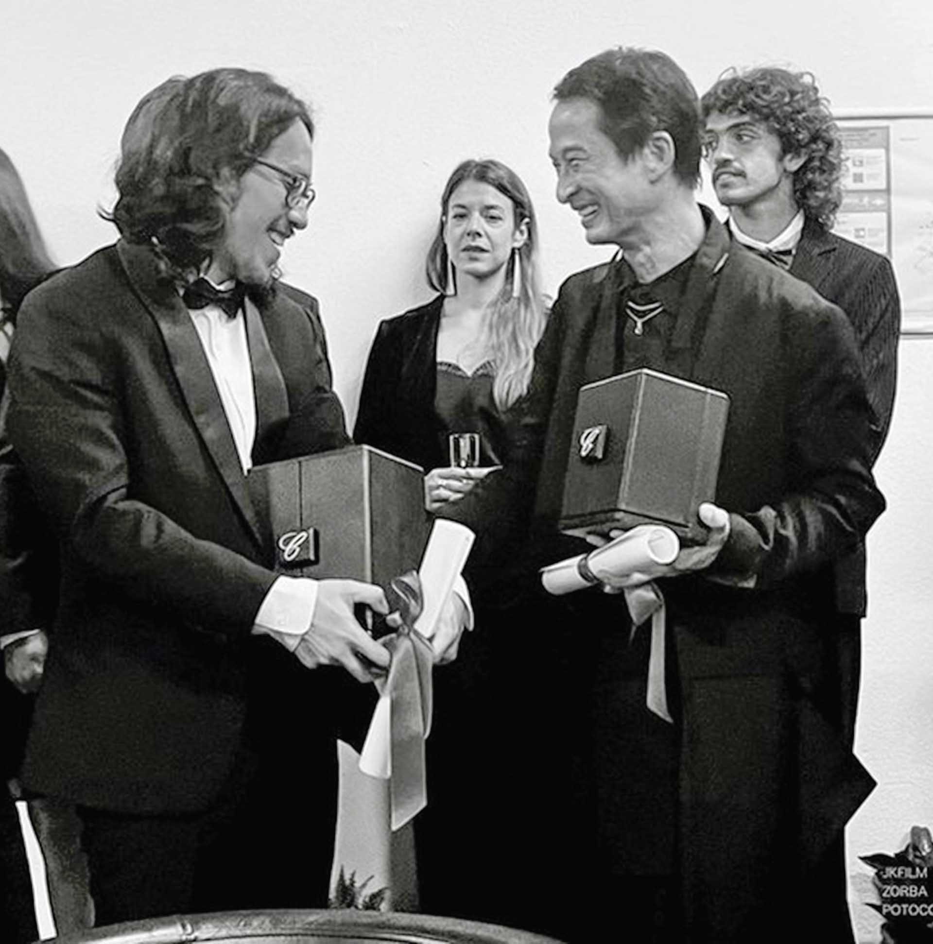 Đạo diễn Trần Anh Hùng (bên phải) và đạo diễn Phạm Thiên Ân sau khi thắng giải tại LHP Cannes 2023. (Ảnh: ZORBA) Đạo diễn Trần Anh Hùng (bên phải) và đạo diễn Phạm Thiên Ân sau khi thắng giải tại LHP Cannes 2023. (Ảnh: ZORBA)