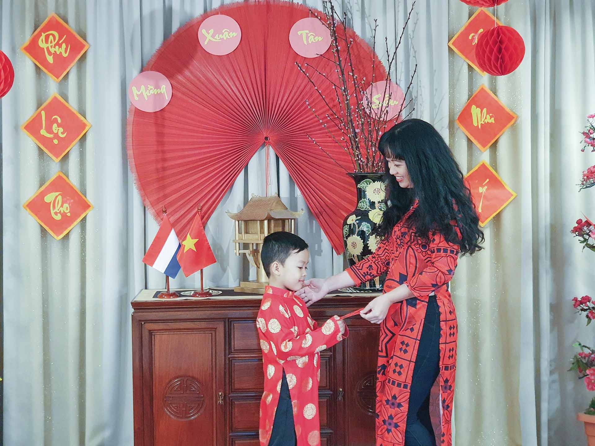 Đồ trang trí ngày Tết cổ truyền phải lựa khéo lắm mới tìm được những thứ phù hợp với phong tục Việt Nam. Đồ trang trí ngày Tết cổ truyền phải lựa khéo lắm mới tìm được những thứ phù hợp với phong tục Việt Nam.