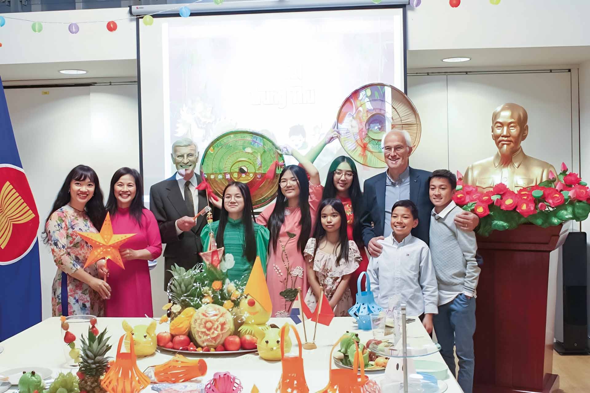 Mâm cỗ Tết Trung thu ở Hà Lan. Mâm cỗ Tết Trung thu ở Hà Lan.