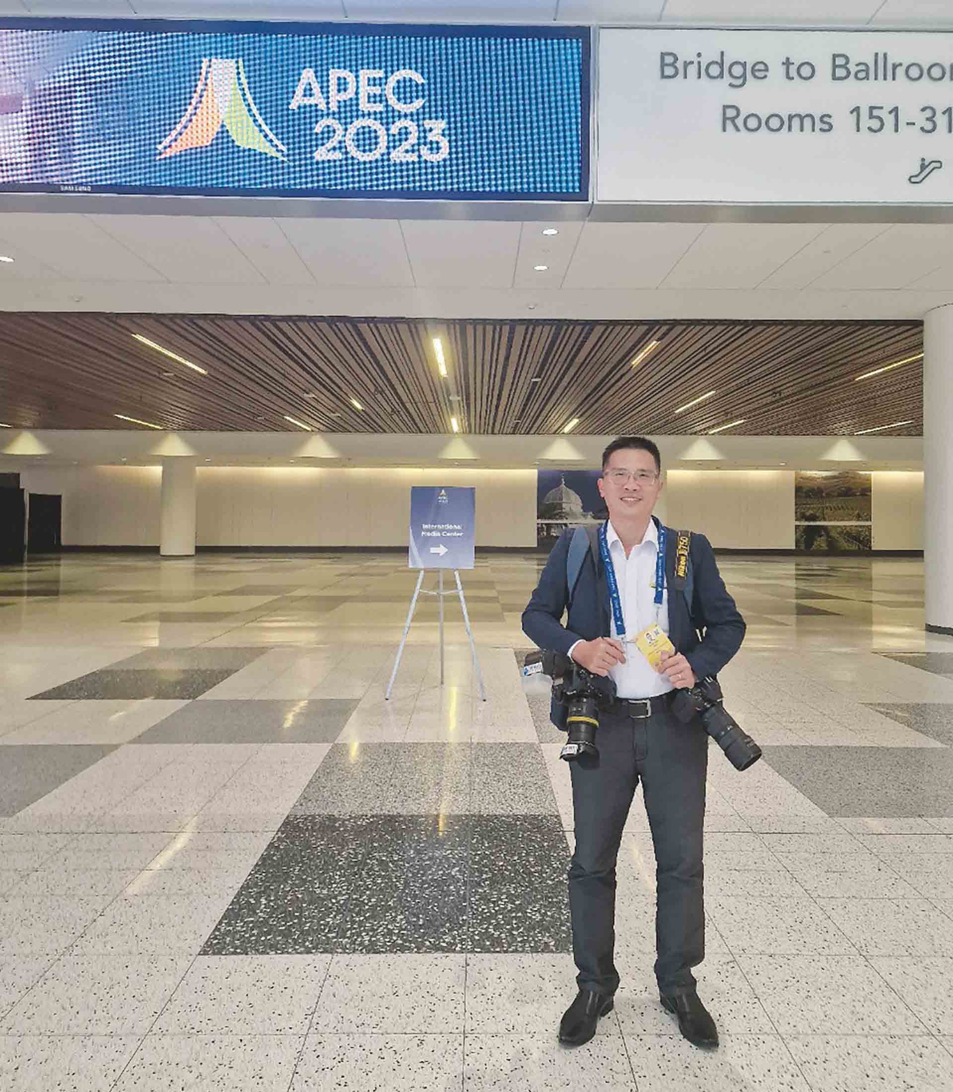 Tác giả tác nghiệp tại Hội nghị cấp cao APEC 2023.